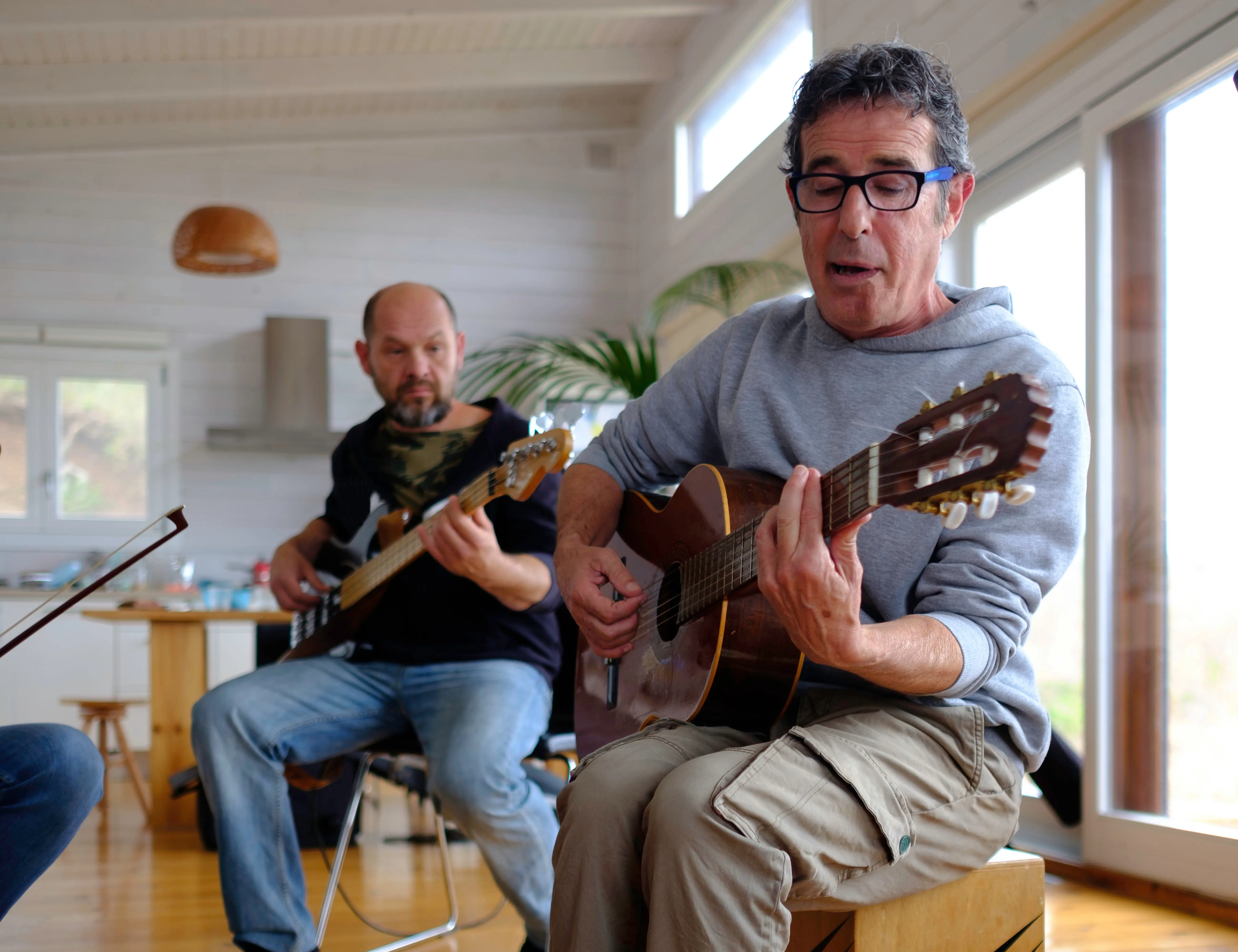 Zeit fuer Musik Bandprobe mit Gitarre und Bass