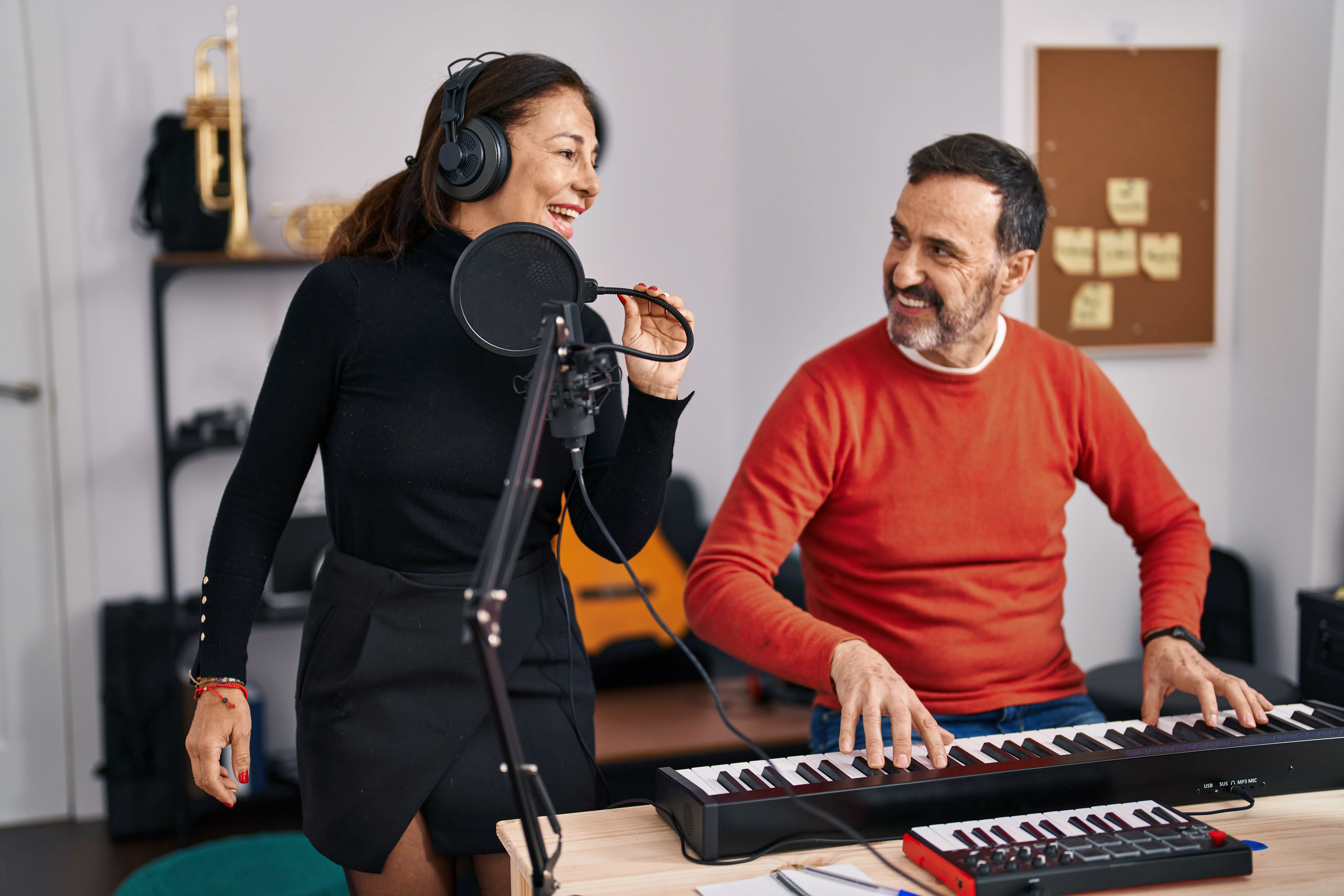 Zeit Fuer Musik Songwriting mit Keyboard und Gesang. Teilnehmer*innen nehmen ein eigens Stück auf.